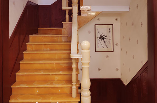西沙中式别墅室内汉白玉石楼梯的定制安装装饰效果